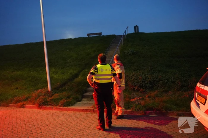 Brandweer blust in brand gestoken prullenbak