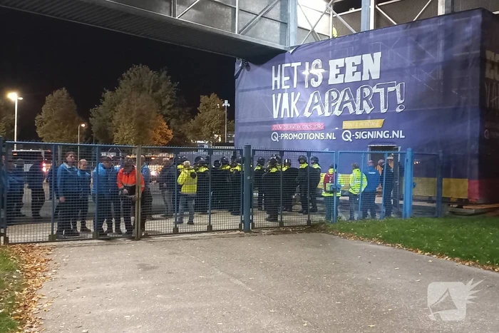 Mobiele eenheid groot ingezet bij voetbalwedstrijd