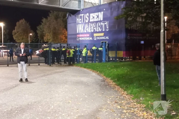 Mobiele eenheid groot ingezet bij voetbalwedstrijd