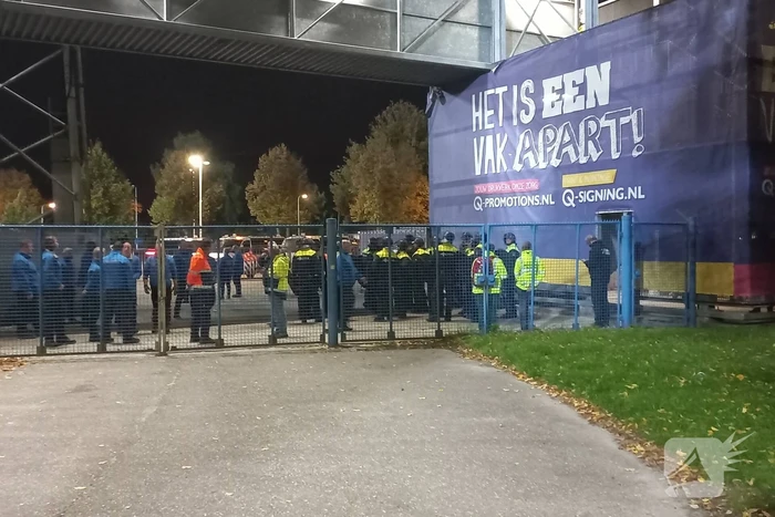 Mobiele eenheid groot ingezet bij voetbalwedstrijd