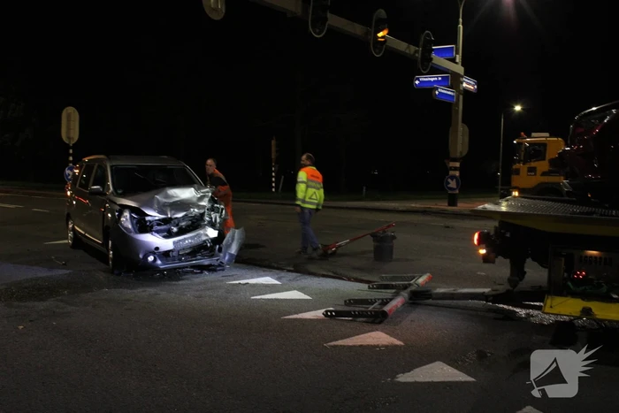 Twee gewonden bij frontale botsing op kruising