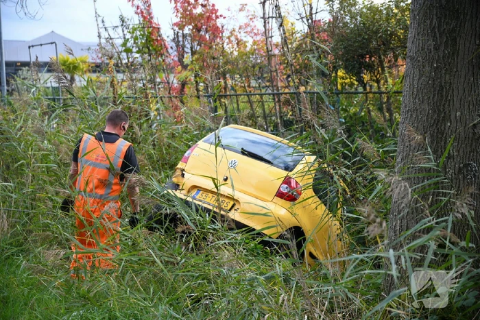 Auto belandt is sloot bij kettingbotsing