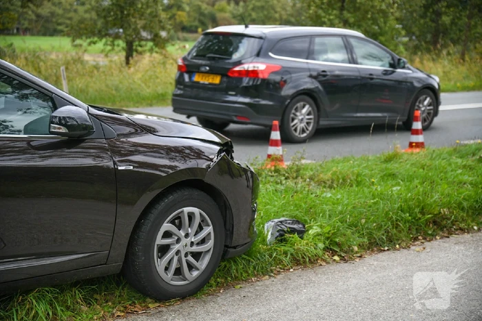 Auto belandt is sloot bij kettingbotsing