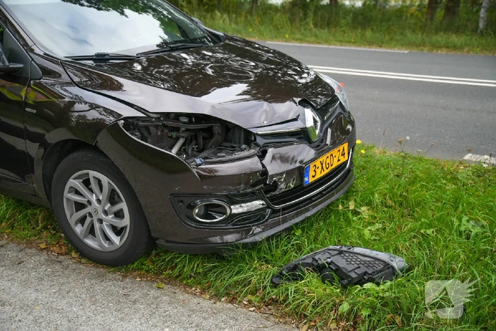 Auto belandt is sloot bij kettingbotsing