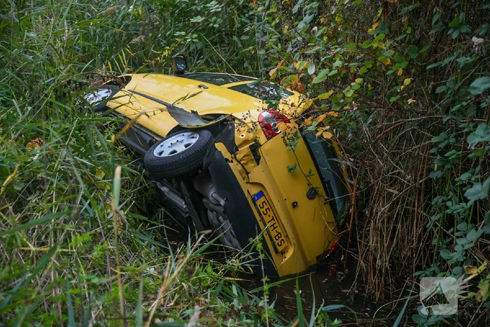Auto belandt is sloot bij kettingbotsing