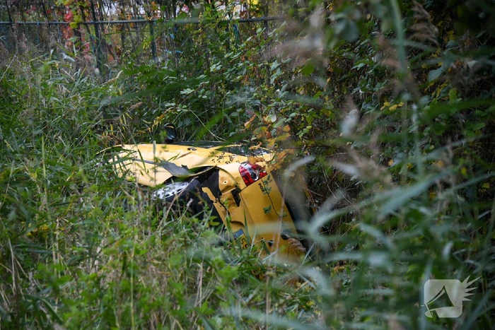 Auto belandt is sloot bij kettingbotsing