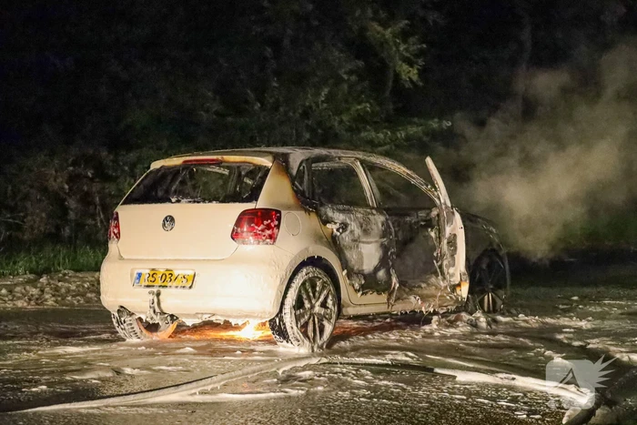 Personenwagen verwoest vanwege brand