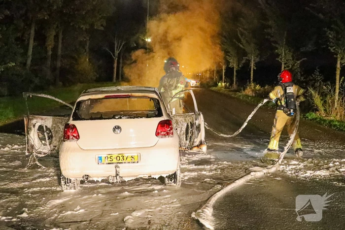 Personenwagen verwoest vanwege brand