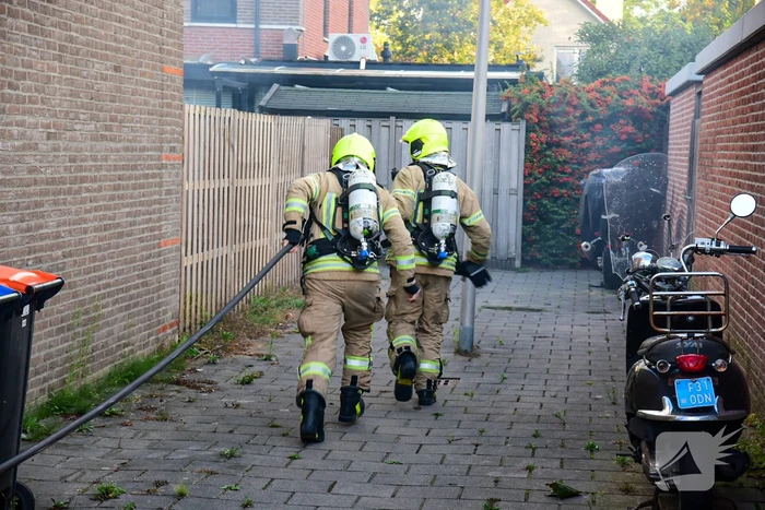 Persoon sticht brand in woning en sluit zichzelf op in schuur