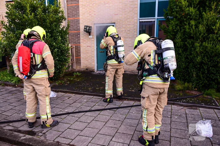 Persoon sticht brand in woning en sluit zichzelf op in schuur