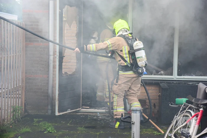 Persoon sticht brand in woning en sluit zichzelf op in schuur