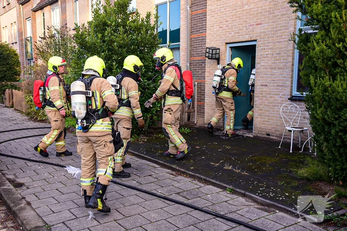 Persoon sticht brand in woning en sluit zichzelf op in schuur