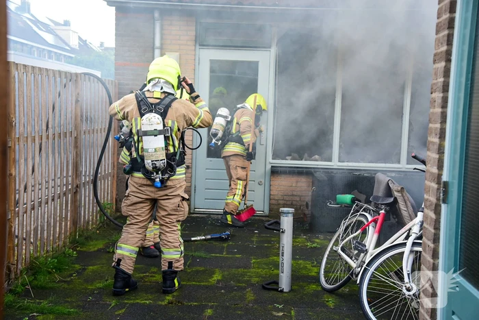 Persoon sticht brand in woning en sluit zichzelf op in schuur