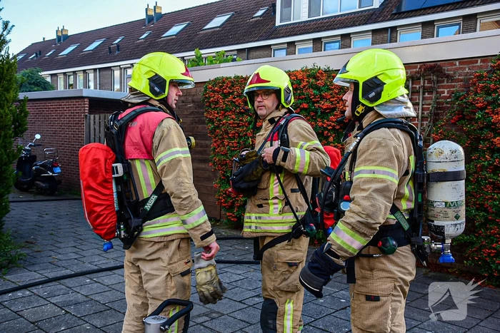 Persoon sticht brand in woning en sluit zichzelf op in schuur