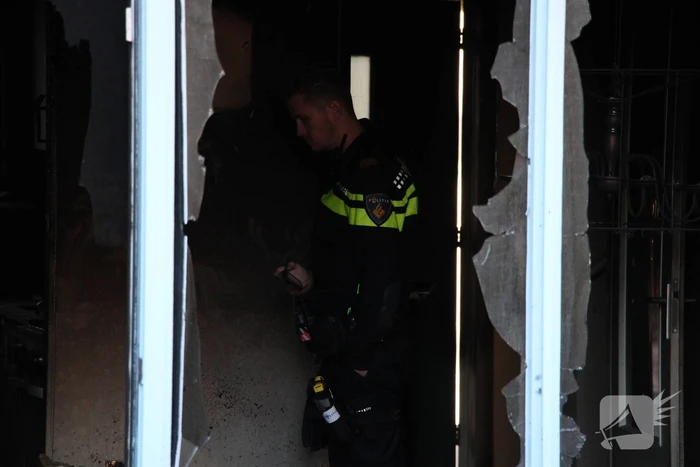 Persoon sticht brand in woning en sluit zichzelf op in schuur