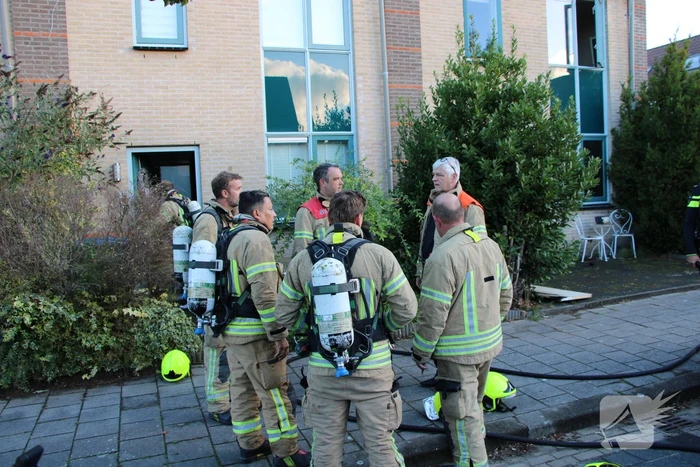 Persoon sticht brand in woning en sluit zichzelf op in schuur
