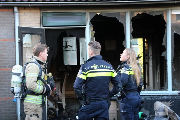 Persoon sticht brand in woning en sluit zichzelf op in schuur