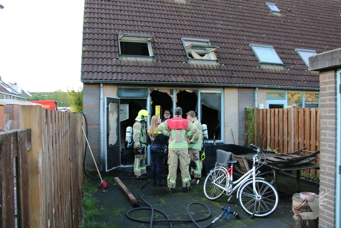 Persoon sticht brand in woning en sluit zichzelf op in schuur