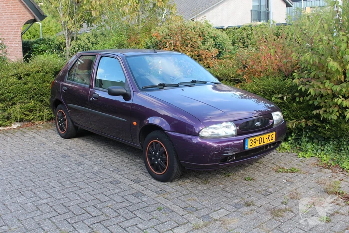 Automobilist onder invloed botst op scooter