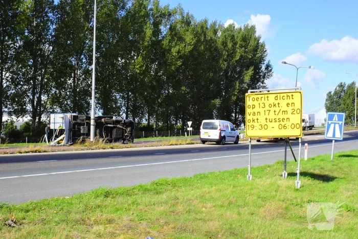 Camper belandt op zijkant