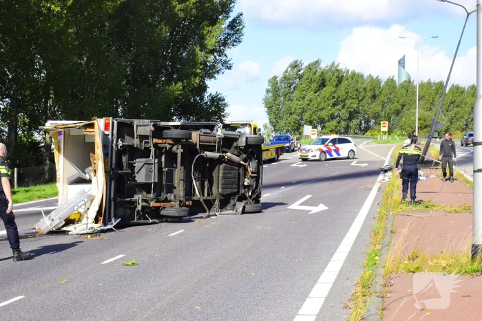 Camper belandt op zijkant