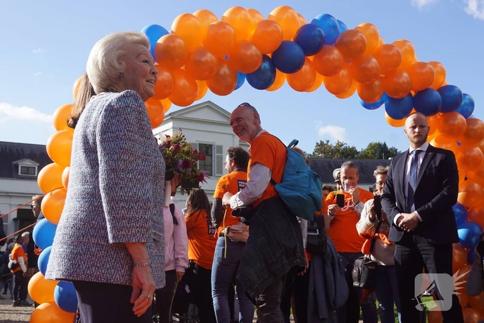 Prinses Beatrix brengt bezoek aan 'Het Oranjepad'