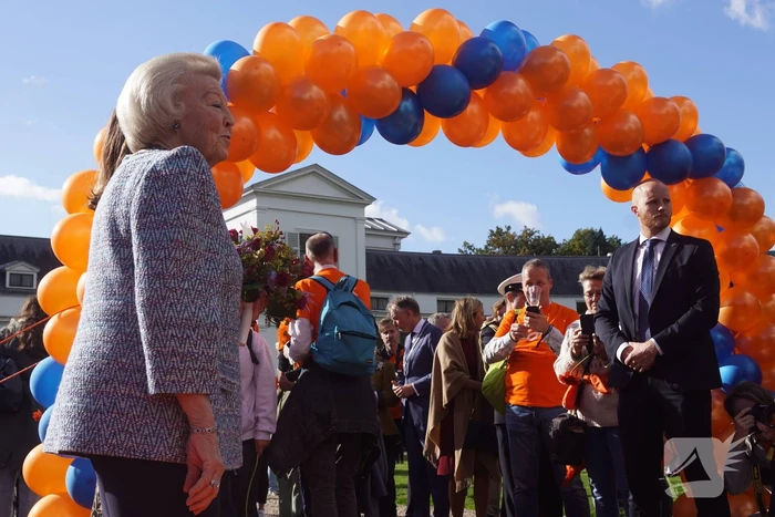 Prinses Beatrix brengt bezoek aan 'Het Oranjepad'