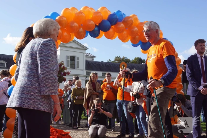 Prinses Beatrix brengt bezoek aan 'Het Oranjepad'