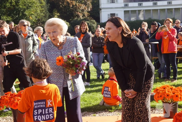 Prinses Beatrix brengt bezoek aan 'Het Oranjepad'