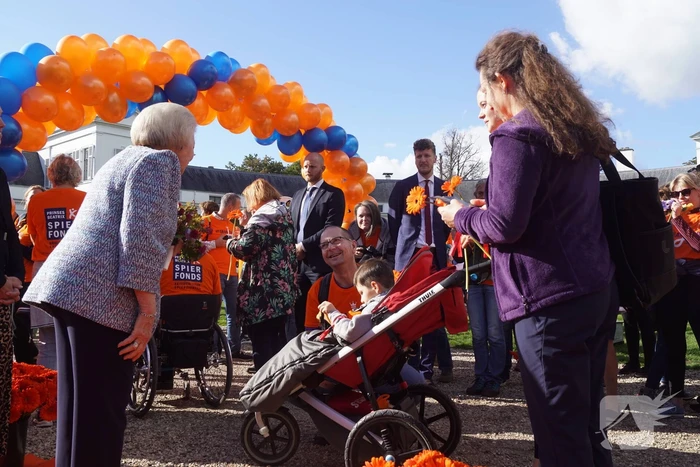 Prinses Beatrix brengt bezoek aan 'Het Oranjepad'