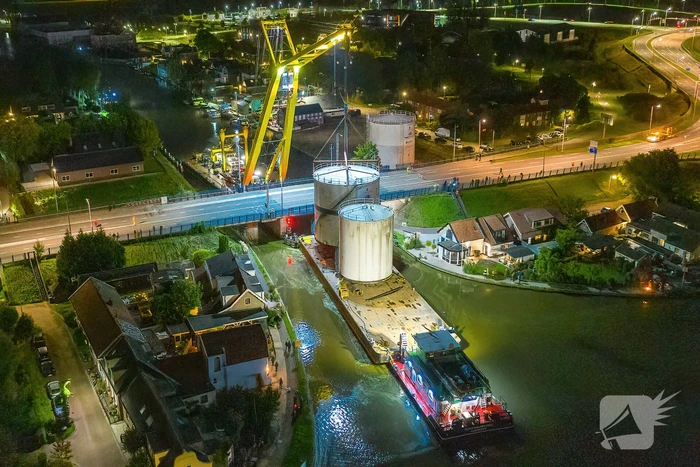 Vijftig ton zware opslagtanks over brug getakeld