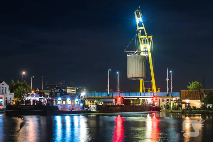 Vijftig ton zware opslagtanks over brug getakeld