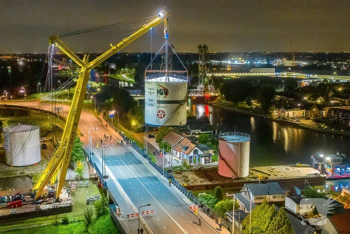 Vijftig ton zware opslagtanks over brug getakeld