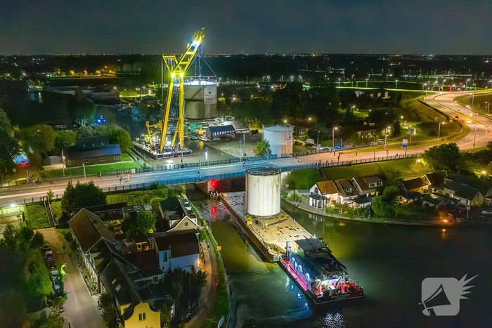 Vijftig ton zware opslagtanks over brug getakeld