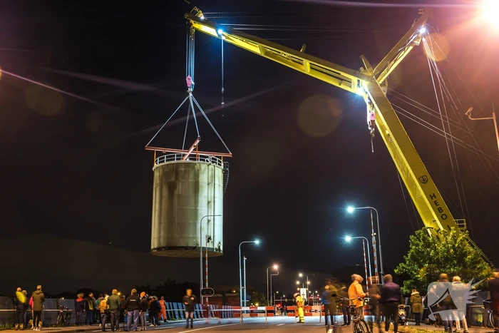 Vijftig ton zware opslagtanks over brug getakeld