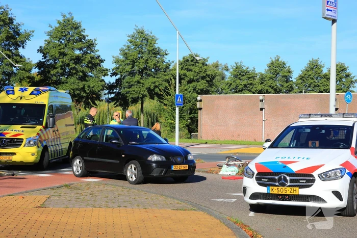 Fietser botst op auto bij oversteekplaats