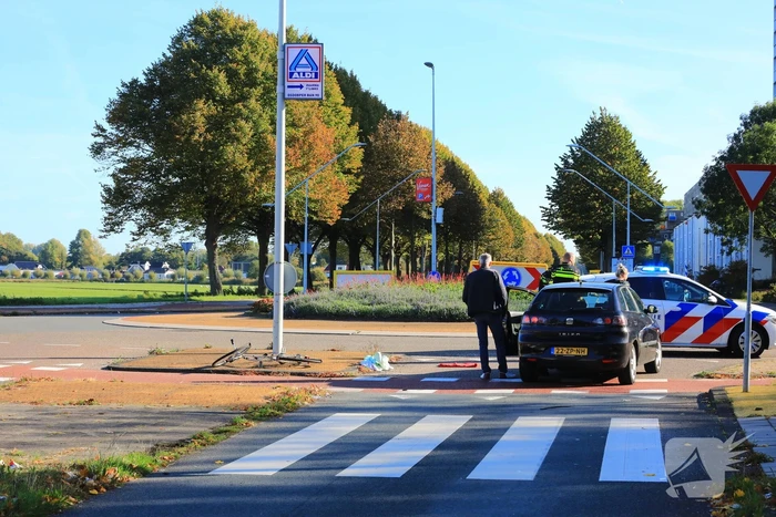 Fietser botst op auto bij oversteekplaats
