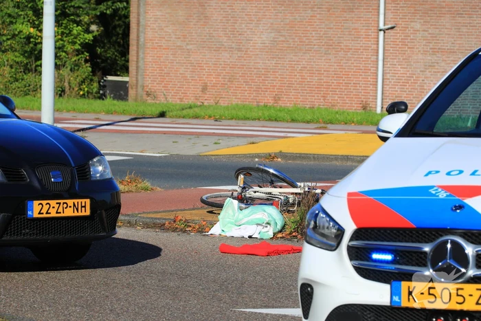 Fietser botst op auto bij oversteekplaats
