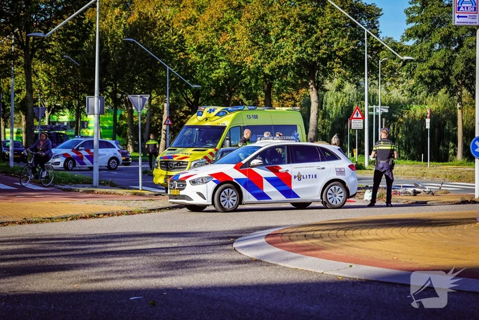 Fietser botst op auto bij oversteekplaats