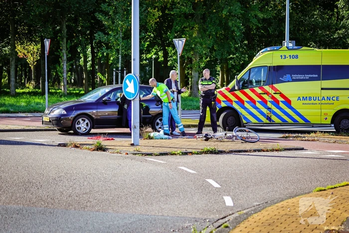 Fietser botst op auto bij oversteekplaats