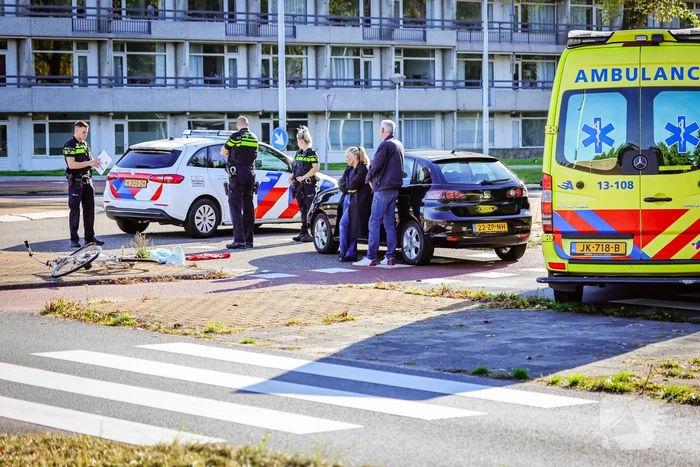 Fietser botst op auto bij oversteekplaats