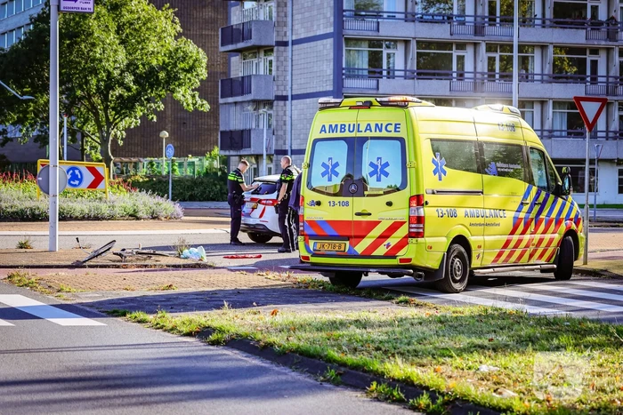Fietser botst op auto bij oversteekplaats