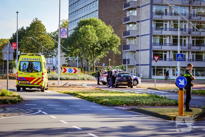 Fietser botst op auto bij oversteekplaats