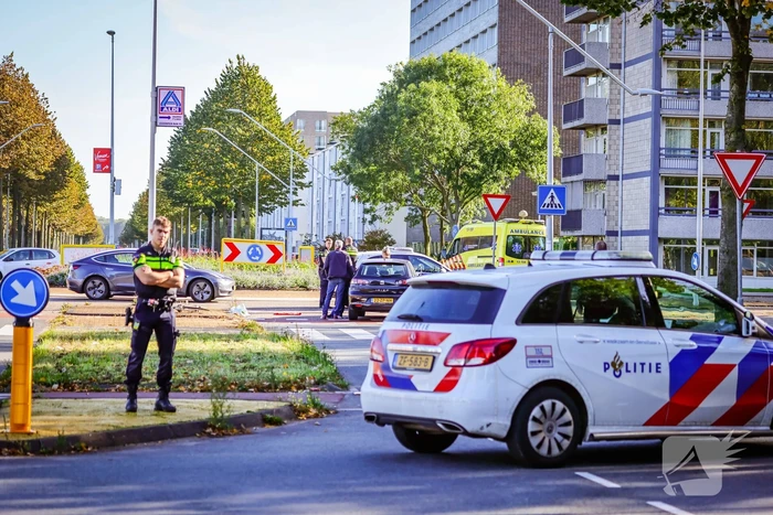 Fietser botst op auto bij oversteekplaats