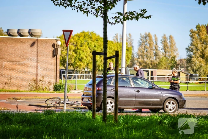 Fietser botst op auto bij oversteekplaats