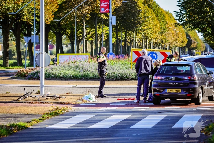 Fietser botst op auto bij oversteekplaats