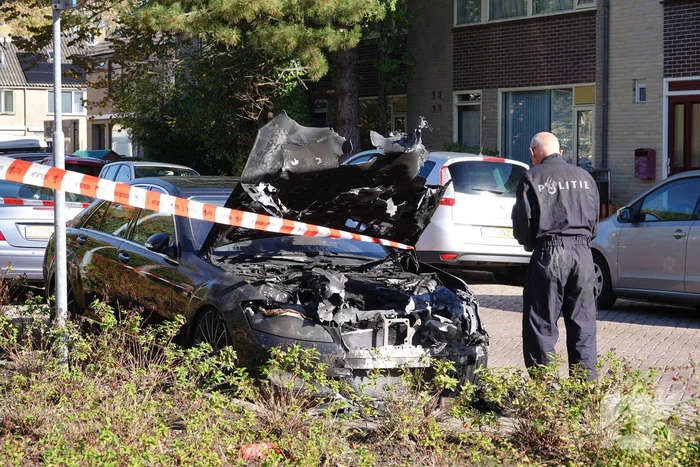Motorcompartiment van personenwagen verwoest vanwege brand