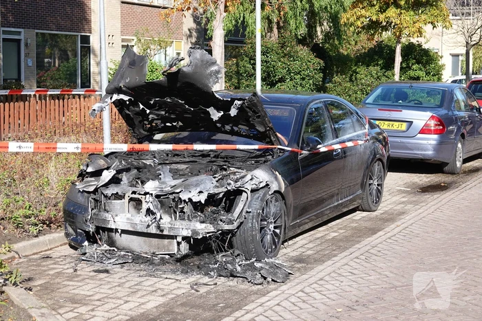 Motorcompartiment van personenwagen verwoest vanwege brand
