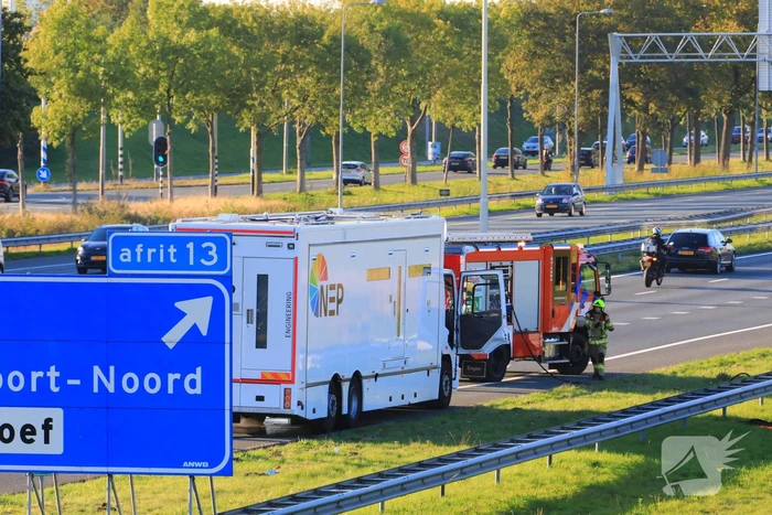 Studiovrachtwagen vat vlam door vastgelopen remmen