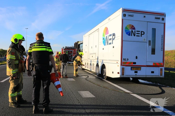 Studiovrachtwagen vat vlam door vastgelopen remmen